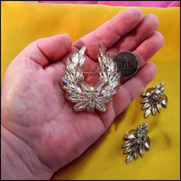 1950s Juliana Big Clear Crystal Wreath Brooch w Earrings Delizza Elster Set 1508 - Picture 6 of 6